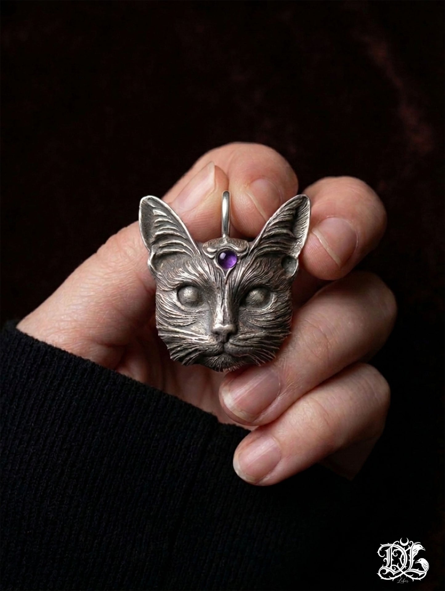 A symbol of good luck: the protective cat