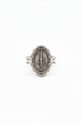 Anillo medallón plata con pátina fondo blanco