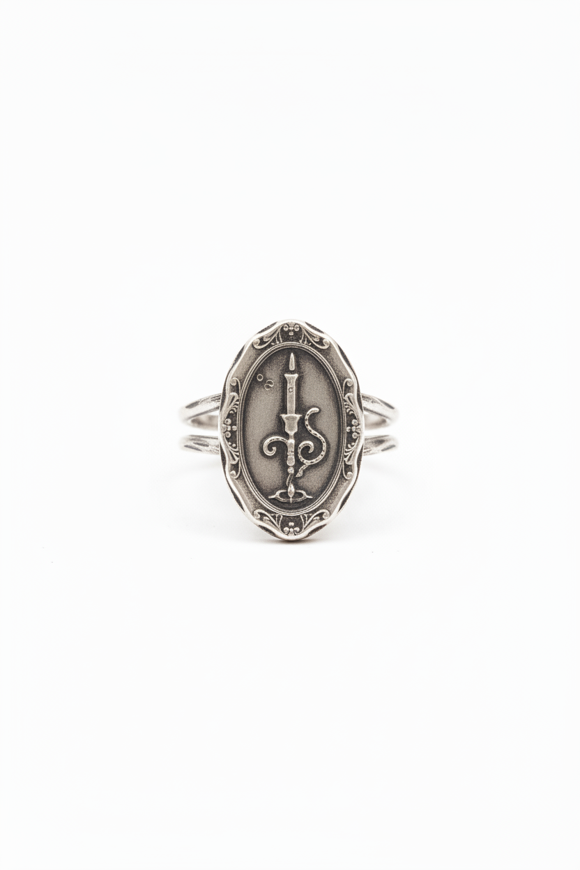 Anillo medallón plata con pátina fondo blanco