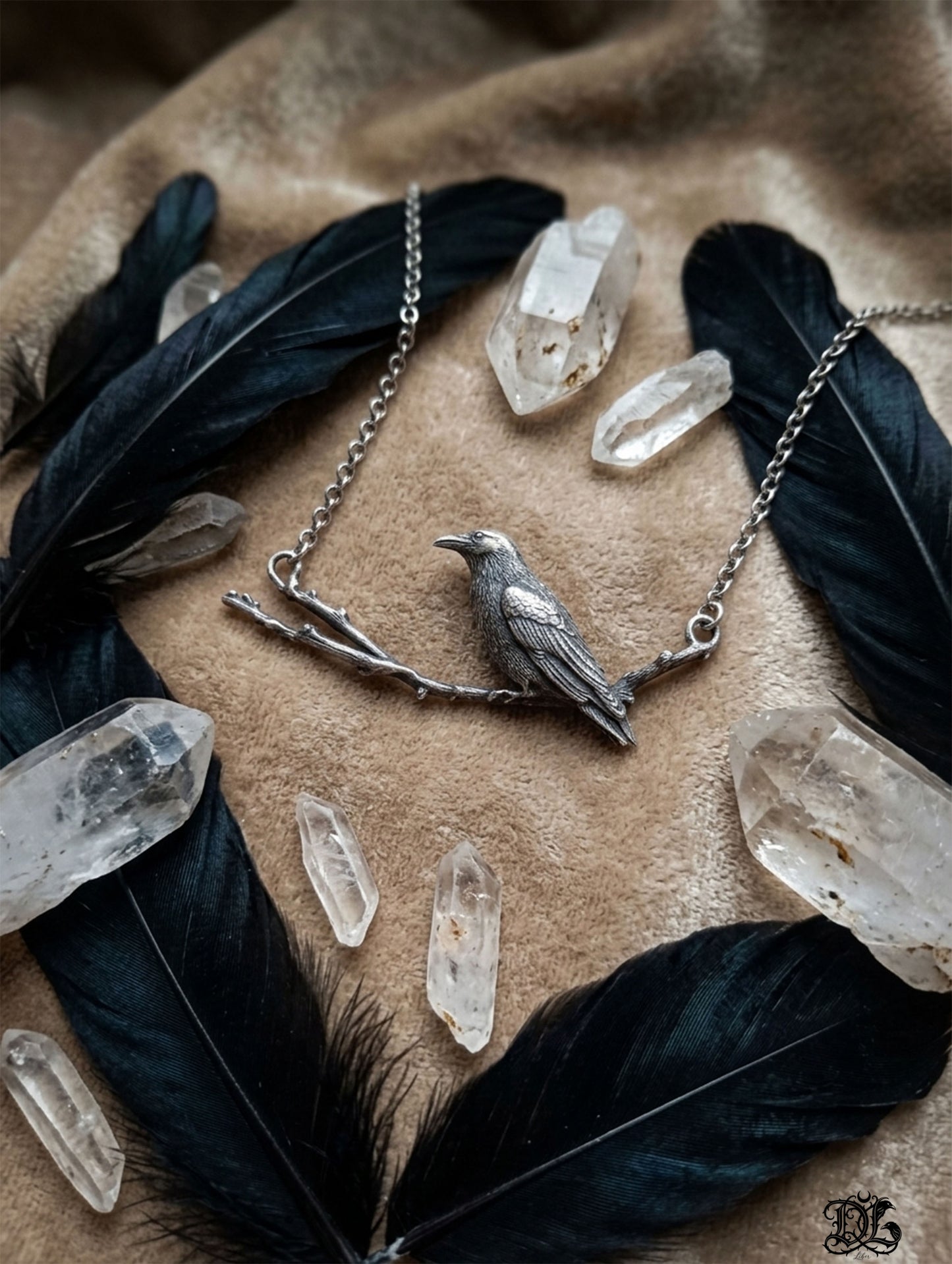 Necklace shadow of the augury